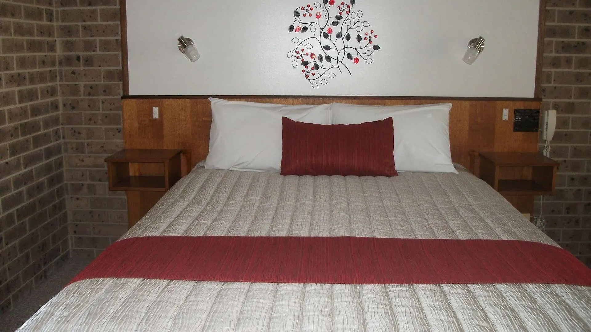 Idlewilde Town & Country Motor Inn contacts